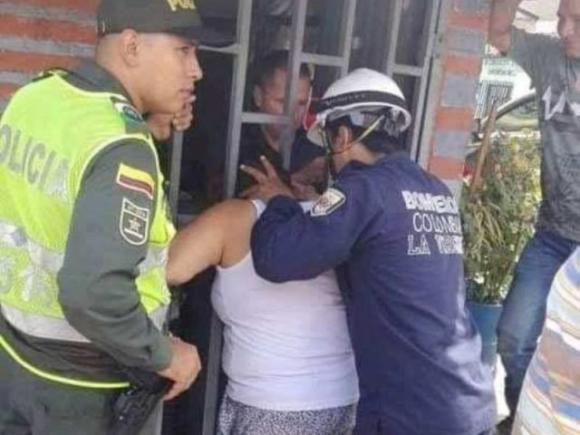 Pettegola spia i vicini che litigano ma resta incastrata nell’inferriata