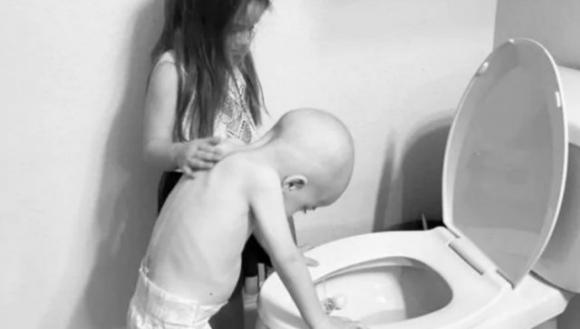 Bimbo di soli 4 anni con la leucemia, la sorellina lo consola: lo scatto straziante condiviso dalla mamma