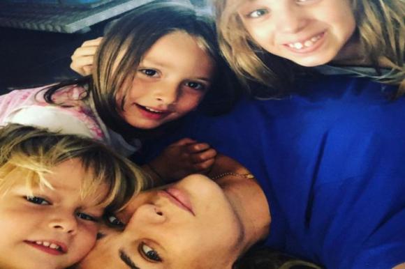 Il figlio di Laura Chiatti insultato su Instagram, l’attrice perde la pazienza: “Tu vai a ca**re”