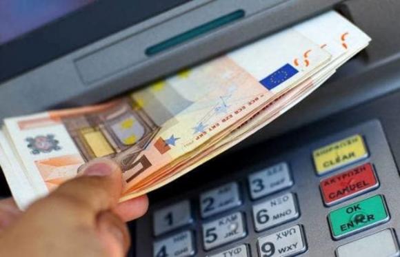 Tassa sui contanti e bonus per carte di credito: ecco quando scatteranno