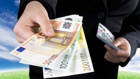 Tassa sui contanti e bonus per carte di credito: ecco quando scatteranno