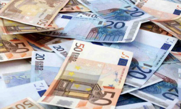 Tassa sui contanti e bonus per carte di credito: ecco quando scatteranno