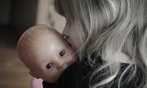 Bambina disabile di soli 8 anni violentata dal fisioterapista: “Trovato materiale informatico”