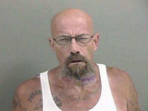 Uomo molto somigliante a Walter White ricercato per traffico di metanfetamina