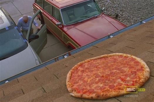 Proprietari della vera casa di Breaking Bad presi di mira dai fan: “Lanciano pizze sul tetto”