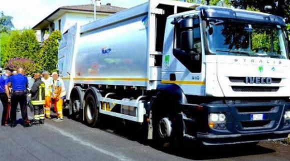 Ruba il camion compattatore per fare serata a Montecarlo con un’amica