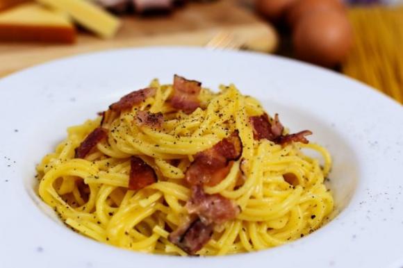 Se riesci a mangiare 1kg di carbonara non paghi: ecco la sfida