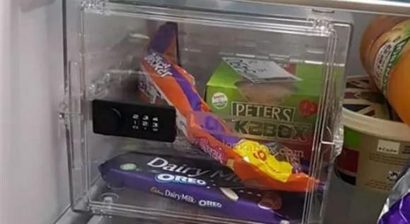 La fidanzata gli ruba il cioccolato e così lui compra una cassaforte da frigo