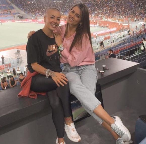 Claudia Nainggolan, il sorriso più bello contro il cancro insieme all’amica Emra