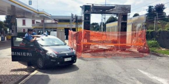 Como: non riesce a lavare la macchina e allora dà fuoco all’autolavaggio