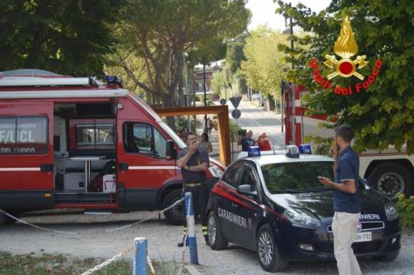 Pensano che sia annegato e lo cercano disperatamente nel lago, ma era a farsi un drink al bar