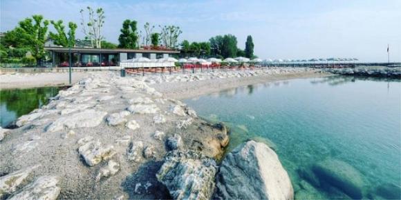 Pensano che sia annegato e lo cercano disperatamente nel lago, ma era a farsi un drink al bar