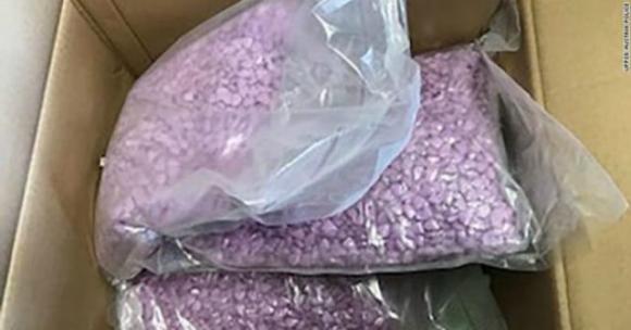 Ordinano dei vestiti su Internet ma gli arrivano 25 mila pasticche di ecstasy