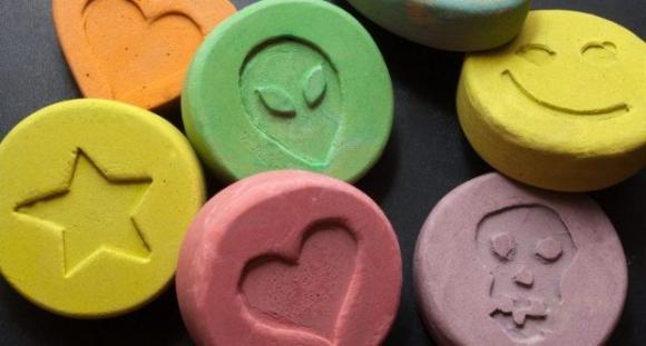 Ordinano dei vestiti su Internet ma gli arrivano 25 mila pasticche di ecstasy