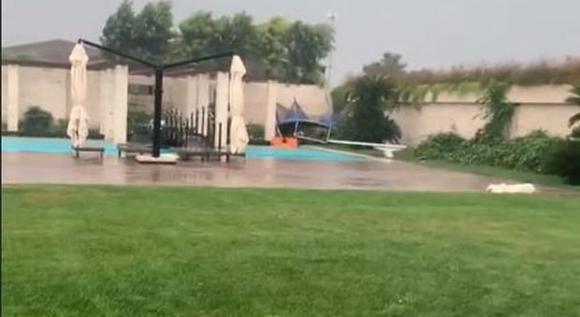 Casa Totti, il temporale devasta il giardino. Ilary Blasi posta il video su Instagram