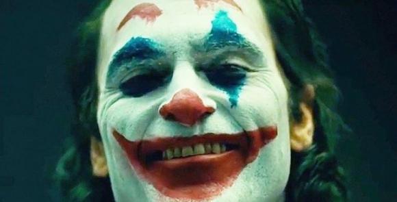 Milano: vestito da Joker in metro con una pistola finta, fermato dagli agenti bestemmia