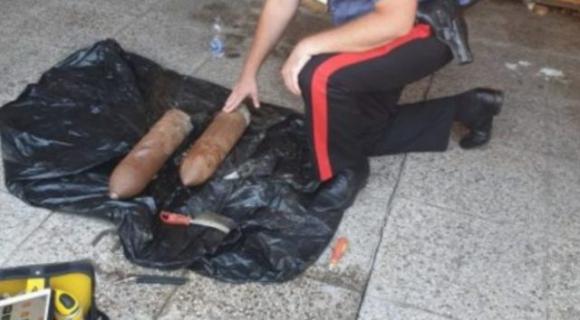Mette due bombe inesplose sul tetto e in paese arriva l’esercito: “Volevo addobbare la casa”