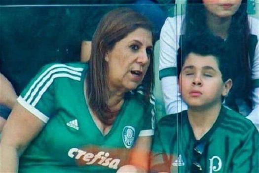 Il figlio è cieco e lei gli racconta le partite di calcio istante per istante