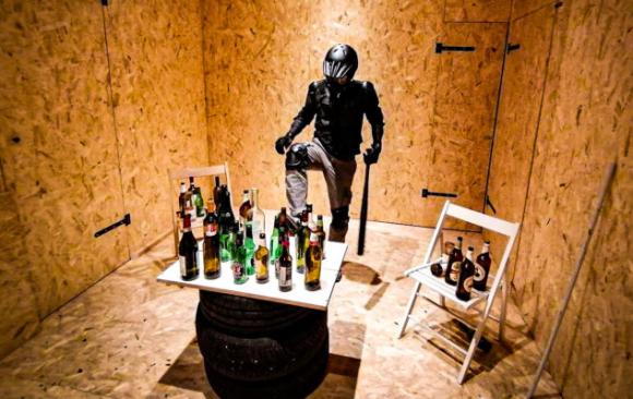 Arriva in Italia la “Rage room”, la stanza in cui sfogarsi distruggendo tutto