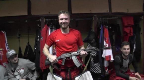 Russia, eletto migliore in campo riceve un kalashnikov come premio