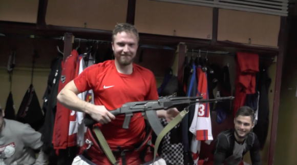 Russia, eletto migliore in campo riceve un kalashnikov come premio
