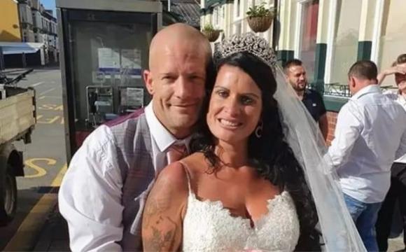 “Andiamo al matrimonio di un amico” così inganna il fidanzato e lo sposa a sua insaputa