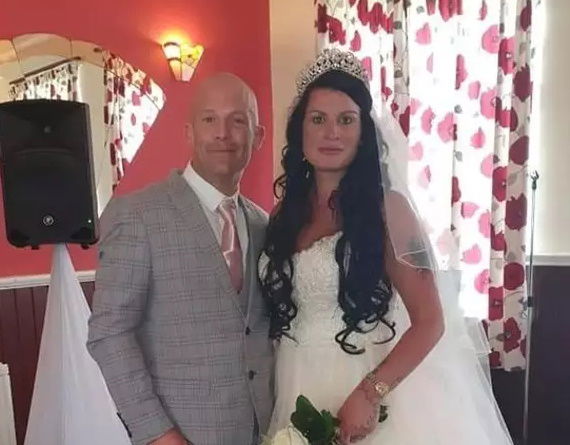 “Andiamo al matrimonio di un amico” così inganna il fidanzato e lo sposa a sua insaputa