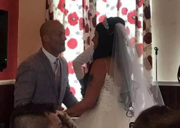 “Andiamo al matrimonio di un amico” così inganna il fidanzato e lo sposa a sua insaputa