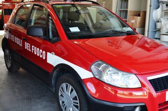 Pensano che sia annegato e lo cercano disperatamente nel lago, ma era a farsi un drink al bar