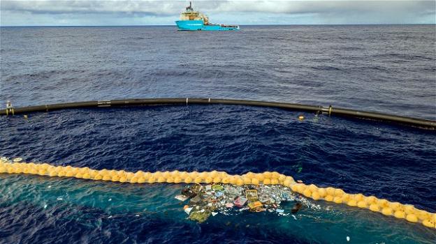 Ocean Cleanup: in funzione il dispositivo che raccoglie la plastica dagli oceani