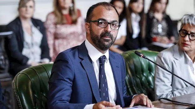 Lorenzo Fioramonti non fa fare il test d’italiano al figlio: Fratelli D’Italia auspica le sue dimissioni