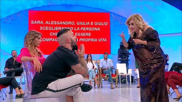 Uomini e Donne, la Cipollari furiosa contro Er Faina: lui le risponde con un video e pubblica la chat con suo figlio