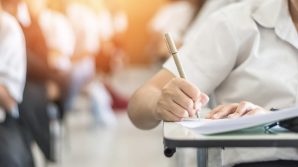 Scuola: il governo promette riduzione del numero di alunni e aumento degli stipendi