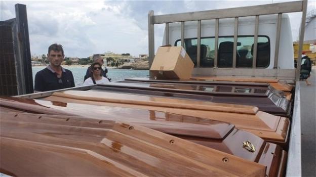 Lampedusa: 13 bare in legno accolgono le donne, incinte, recuperate in mare