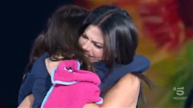 Amici Celebrities: l’abbraccio di Laura Torrisi alla figlia Martina arrivata in studio