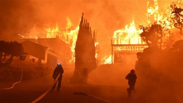 Incendi in California: il vento peggiora la situazione. In milioni le vittime di un blackout