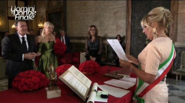 Uomini e Donne, Gemma Galgani celebra le nozze di Paola e Leoluca e cade per afferrare il bouquet