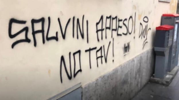 Bergamo, scritte contro Salvini fatte cancellare da richiedenti asilo