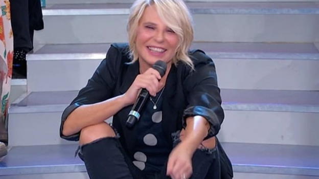 Uomini e Donne over: Maria De Filippi commette una gaffe su Gemma Galgani, poi se la prende con Tina Cipollari