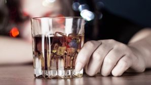 La dipendenza da alcol si nota sulla pelle. Ecco cosa sapere