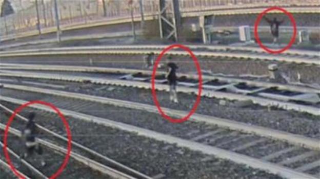 Folle sfida a Bologna: minorenni sui binari del treno per un selfie da brivido
