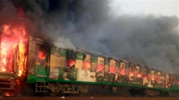 Incendio su un treno in Pakistan: 73 passeggeri hanno perso la vita