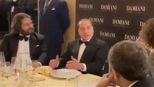 Berlusconi festeggia il compleanno e racconta una barzelletta sul “membro” dell’asino