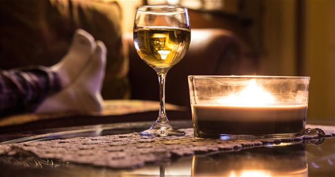 Kalsarikannit: stare a casa la sera sorseggiando vino è la nuova moda