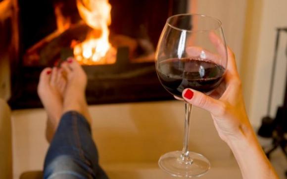 Kalsarikannit: stare a casa la sera sorseggiando vino è la nuova moda