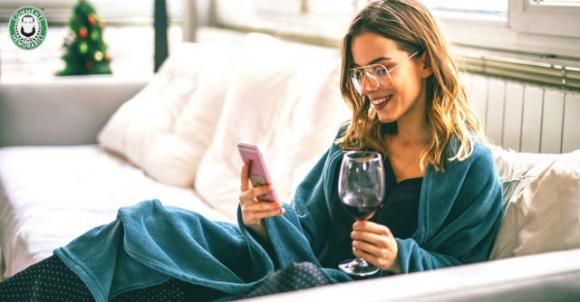 Kalsarikannit: stare a casa la sera sorseggiando vino è la nuova moda