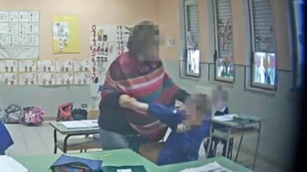 “Siete solo dei maiali”: la maestra picchia e insulta gli alunni. Un video la incastra
