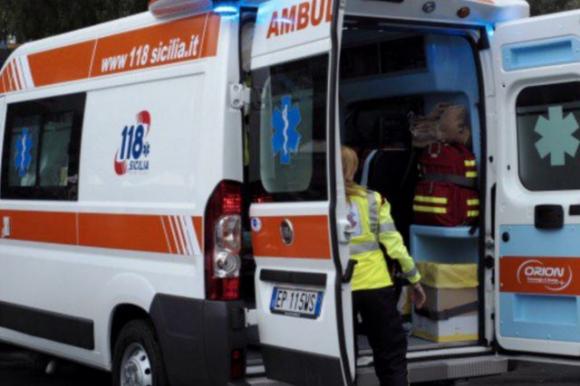 Bimbo di 3 anni ingoia una gomma, rischia di soffocare: intervengono i Carabinieri