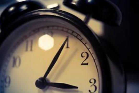 Ora solare, stanotte le lancette tornano indietro dalle 3 alle 2: potrebbe essere l’ultima volta