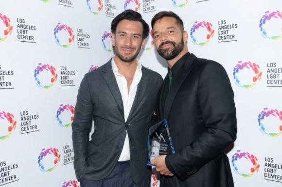 Ricky Martin annuncia l’arrivo del quarto figlio: “Siamo in dolce attesa”